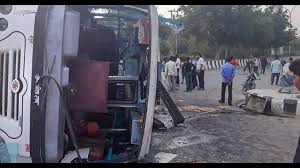 Photo of अज्ञात वाहन ने बस को मारी टक्कर, पांच लोगों की मौत